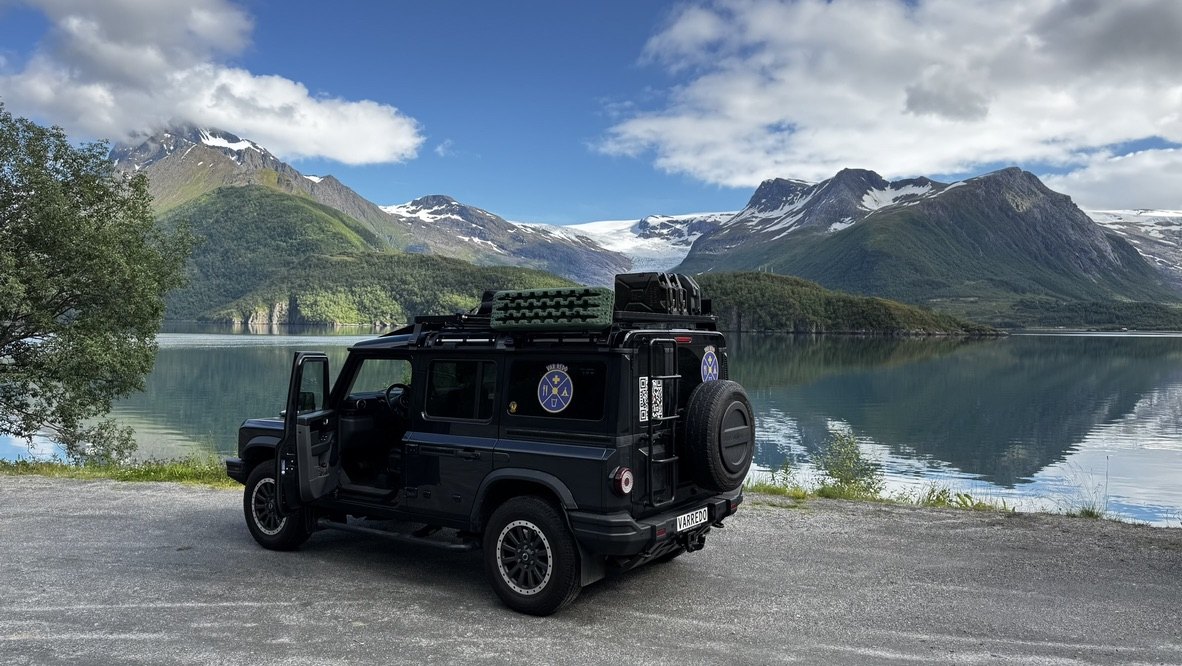 INEOS Grenadier vid fjord i Norge